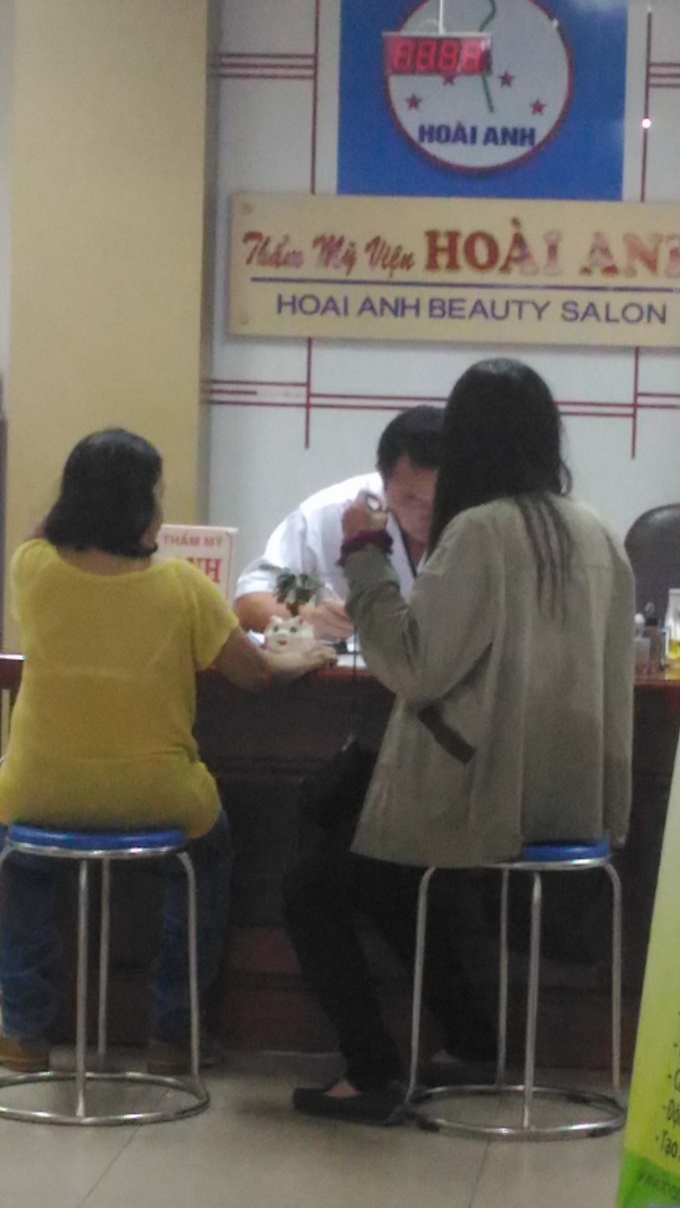 Chuy&ecirc;n vi&ecirc;n nam (ng&ocirc;̀i bàn) ra giá 600 ngh&igrave;n đồng, sau đó hạ xu&ocirc;́ng còn 500 ngh&igrave;n đồng.