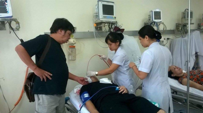 Nạn nh&acirc;n Nguyễn Kh&aacute;nh nằm cấp cứu tại Bệnh viện 354 (H&agrave; Nội). Ảnh: Ch&iacute; Hiếu.