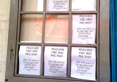 Học sinh trường THPT Cao B&aacute; Qu&aacute;t&nbsp;d&aacute;n tờ rơi&nbsp;khắp nơi để phản đối việc bị &eacute;p buộc&nbsp;học phụ đạo. Ảnh:&nbsp;Kh.Uy&ecirc;n.