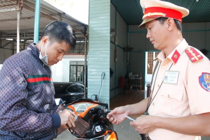 CSGT C&ocirc;ng an tỉnh kiểm tra h&agrave;nh ch&iacute;nh người điều khiển phương tiện tr&ecirc;n đường Hồ Ch&iacute; Minh đoạn qua x&atilde; H&ograve;a Ph&uacute; (TP. Bu&ocirc;n Ma Thuột).