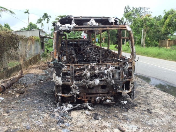 Chiếc xe kh&aacute;ch bị ch&aacute;y rụi ho&agrave;n to&agrave;n.