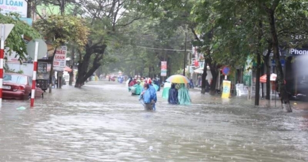 Mưa lớn kéo dài khiến cố đô Huế chìm trong biển nước