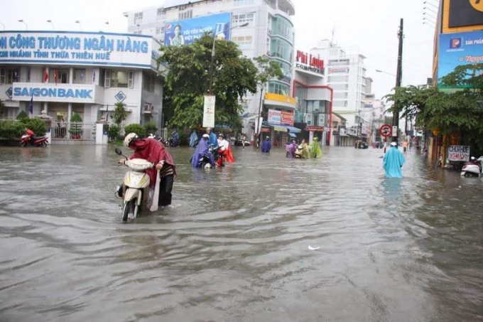 Mưa lớn k&eacute;o d&agrave;i khiến nhiều tuyến đường ở th&agrave;nh phố Huế