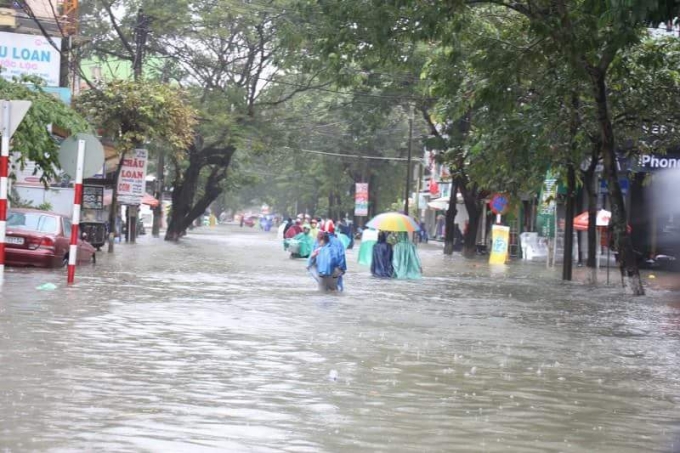 Hầu hết c&aacute;c tuyến đường điều ngập nước.