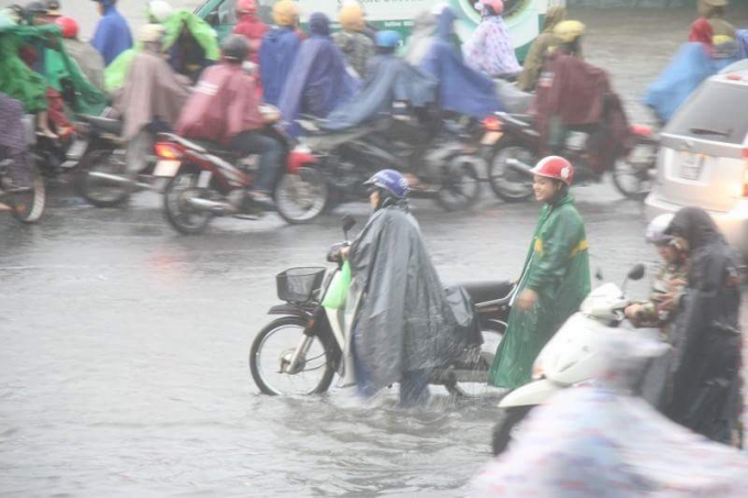 Xe m&aacute;y của người d&acirc;n bị chết m&aacute;y phải dắt bộ.