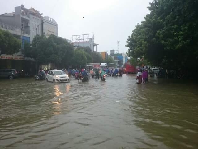 Nhiều tuyến đường kh&ocirc;ng thể lưu th&ocirc;ng c&aacute;c phương tiện phải quay lại đi hướng kh&aacute;c.