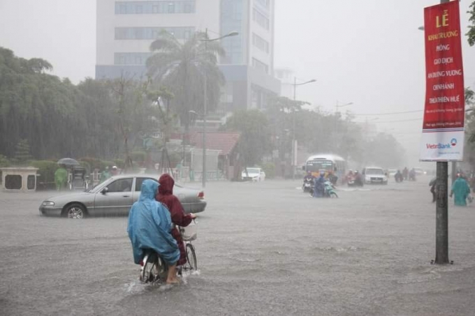 Nhiều &ocirc; t&ocirc; v&agrave; xe m&aacute;y của người d&acirc;n chết m&aacute;y khi đang lưu th&ocirc;ng v&agrave; tuyến đường ngập nước.