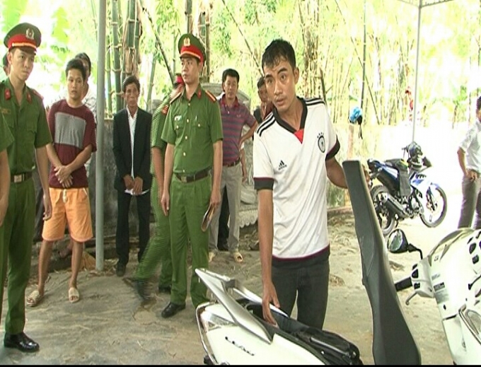 Đối tượng Bốn đang thực nghiệm lại hiện trường.