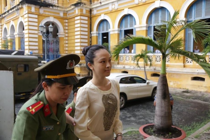 Hoa hậu Phương Nga bị dẫn giải đến t&ograve;a.