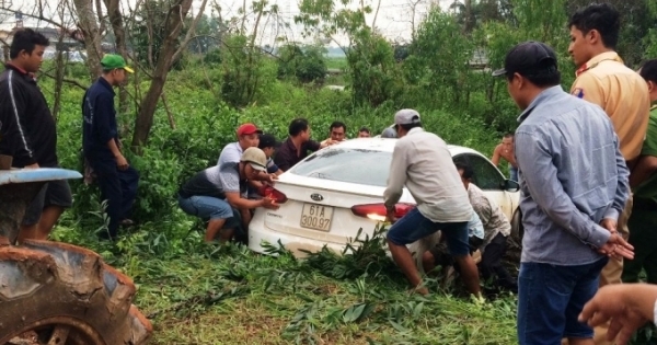Tông chết người rồi bỏ chạy, ô tô chở thuốc lá lậu lao xuống kênh