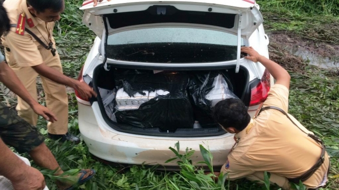 B&ecirc;n trong xe &ocirc; t&ocirc; chở đầy thuốc l&aacute; lậu.