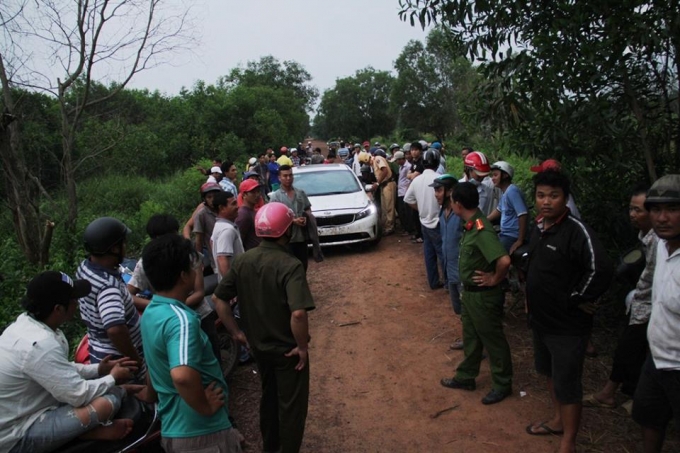 Người d&acirc;n tập trung theo d&otilde;i vụ việc.