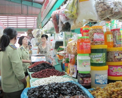 Lực lượng Quản l&yacute; thị trường kiểm tra quầy h&agrave;ng b&aacute;n chất phụ gia thực phẩm.