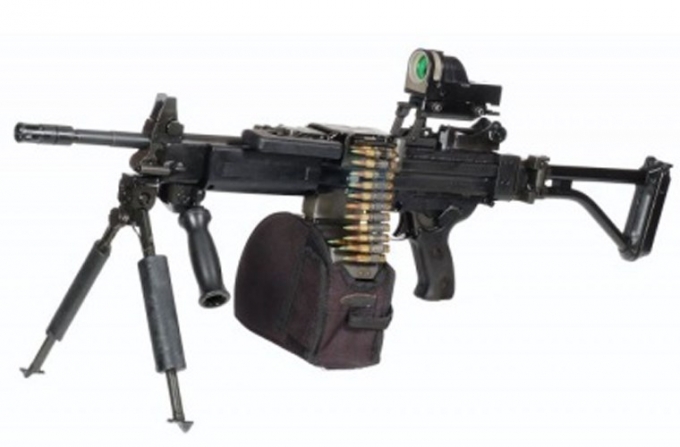 Ngay l&uacute;c đầu xuất hiện trong bi&ecirc;n chế c&ugrave;ng với c&aacute;c vũ kh&iacute; c&aacute; nh&acirc;n kh&aacute;c. Ngay lập tức,&nbsp;trung li&ecirc;n IWI Negevđược c&aacute;c b&aacute;o nước ngo&agrave;i rất quan t&acirc;m v&agrave; d&agrave;nh lời khen ngợi cho trang bị rất hiện đại của lực lượng Hải qu&acirc;n đ&aacute;nh bộ Việt Nam.