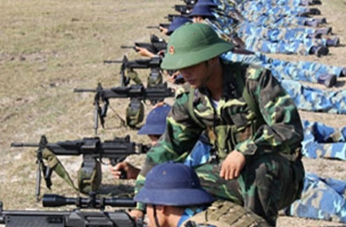 S&uacute;ng c&oacute; trọng lượng 7,39kg, chiều d&agrave;i tổng thể 1.020 mm v&agrave; 890 mm khi gập b&aacute;ng. S&uacute;ng c&oacute; thiết kế phần th&acirc;n kh&aacute; mỏng v&agrave; được l&agrave;m bằng th&eacute;p để tăng độ chắn chắn.