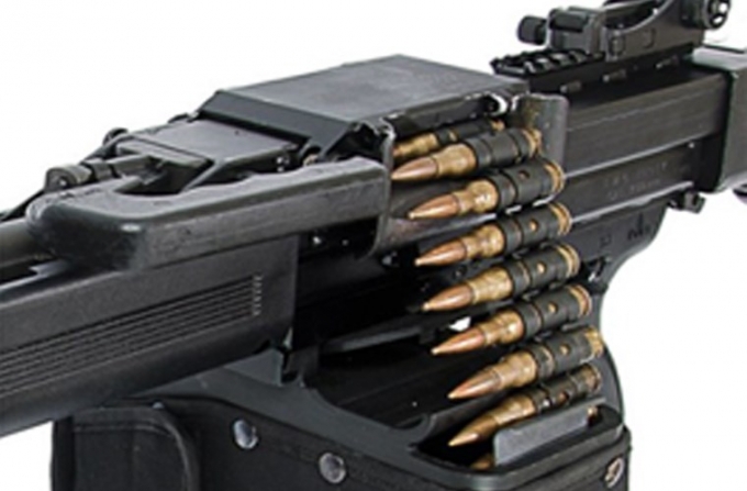 S&uacute;ng c&oacute; thiết kế k&iacute;n để tr&aacute;nh bụi bẩn b&aacute;m v&agrave;o, tr&ecirc;n khe tiếp đạn c&oacute; một tấm l&oacute;t với l&ograve; xo đẩy, gi&uacute;p gạt bụi từ vi&ecirc;n đạn tiếp v&agrave;o trong buồng đạn. Điều n&agrave;y rất c&oacute; lợi, khi l&agrave;m cho s&uacute;ng hoạt động hiệu quả hơn v&agrave; tầng suất bảo tr&igrave; cũng c&aacute;ch xa hơn so với s&uacute;ng c&ugrave;ng loại.