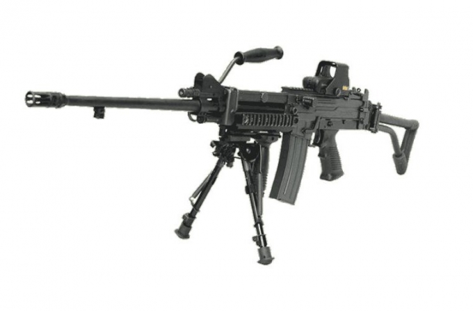 Đặc biệt, hộp tiếp đạn STANAG c&oacute; thể gắn b&ecirc;n dưới như s&uacute;ng trường tấn c&ocirc;ng. Kh&ocirc;ng những vậy, Negev c&ograve;n tương th&iacute;ch một số loại hộp tiếp đạn 5,56 mm NATO kh&aacute;c như hộp 35 vi&ecirc;n của s&uacute;ng trường tấn c&ocirc;ng Galil.