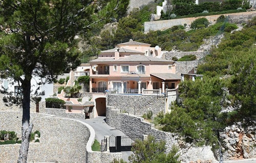 Hồi th&aacute;ng 6, vợ chồng Angelina Jolie&nbsp;mua biệt thự&nbsp;ở đảo Majorca ở T&acirc;y Ban Nha với gi&aacute; 3,8 triệu USD. Theo m&ocirc; tả của c&aacute;c tờ b&aacute;o T&acirc;y Ban Nha, ng&ocirc;i nh&agrave; 8 ph&ograve;ng ngủ, sơn m&agrave;u anh đ&agrave;o c&oacute; tầm nh&igrave;n hướng ra biển Địa Trung Hải.