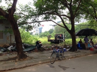 Chủ tịch HĐQT Trường Tiểu học L&ocirc;m&ocirc;n&ocirc;xốp ch&eacute;m người: H&agrave;ng trăm m&eacute;t h&agrave;ng r&agrave;o dự &aacute;n bị ph&aacute; dỡ