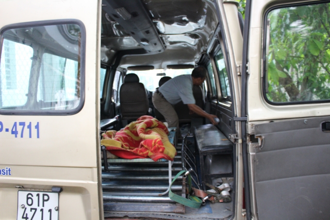 X&aacute;c nạn nh&acirc;n được chuyển đi để phụ vụ c&ocirc;ng t&aacute;c điều tra