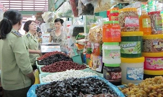 Lực lượng Quản l&yacute; thị trường kiểm tra quầy h&agrave;ng b&aacute;n chất phụ gia thực phẩm.