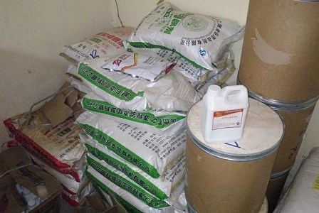 Chất phụ gia m&aacute;c Trung Quốc d&ugrave;ng l&agrave;m bim bim, nước ngọt.