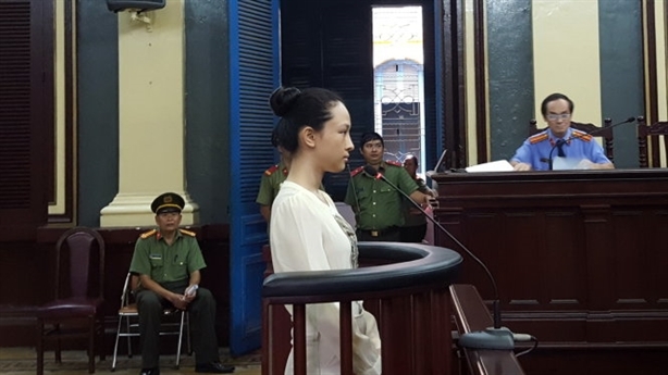 Người đẹp đang vướng lao l&yacute; n&agrave;y vẫn xinh đẹp, rạng ngời.