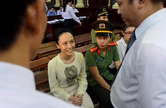 Thậm ch&iacute;, kh&ocirc;ng &iacute;t lần c&ocirc; cười tươi giữa phi&ecirc;n t&ograve;a hay trước v&agrave;nh m&oacute;ng ngựa.