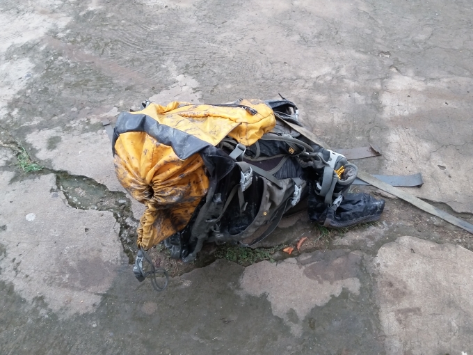 Chiếc ba l&ocirc; tr&ecirc;n người nạn nh&acirc;n.