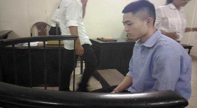 Bị c&aacute;o B&igrave;nh trước v&agrave;nh m&oacute;ng ngựa.