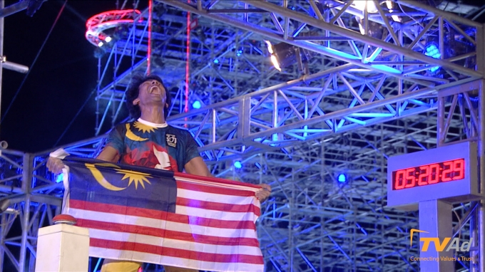 Một lần nữa l&aacute; cờ Malaysia c&ugrave;ng Mad Redho tung bay tr&ecirc;n đỉnh chiến thắng.