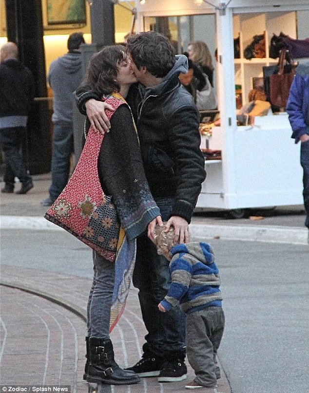 H&igrave;nh ảnh ngọt ng&agrave;o của Marion Cotillard, Guillaume Canet v&agrave; con trai Marcel. (Ảnh: Daily Mail)