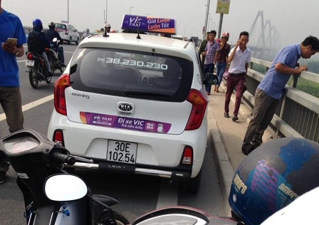 Chiếc xe &ocirc; t&ocirc; h&atilde;ng taxi Vic tr&ecirc;n cầu Nhật T&acirc;n (ẢNh: otofun)