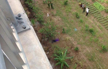 Hiện trường vụ việc ghi nam thanh ni&ecirc;n tự tử tr&ecirc;n cầu Nhật T&acirc;n.&nbsp;Ảnh: Otofun