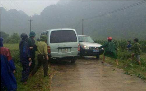 C&aacute;c đối tượng liều lĩnh lao v&agrave;o tấn c&ocirc;ng v&agrave; khống chế kiểm l&acirc;m. (Ảnh cơ quan chức năng cung cấp)