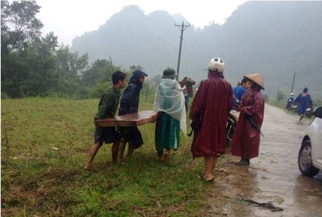 L&acirc;m tặc tẩu t&aacute;n gỗ trước sự bất lực của lực lượng kiểm l&acirc;m. (Ảnh do lực lượng kiểm l&acirc;m cung cấp).