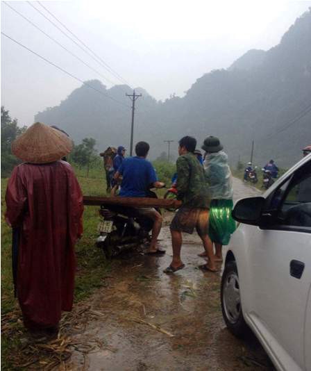 Gỗ lậu được bốc l&ecirc;n xe m&aacute;y để tẩu t&aacute;n. (Ảnh do lực lượng Kiểm l&acirc;m cung cấp).