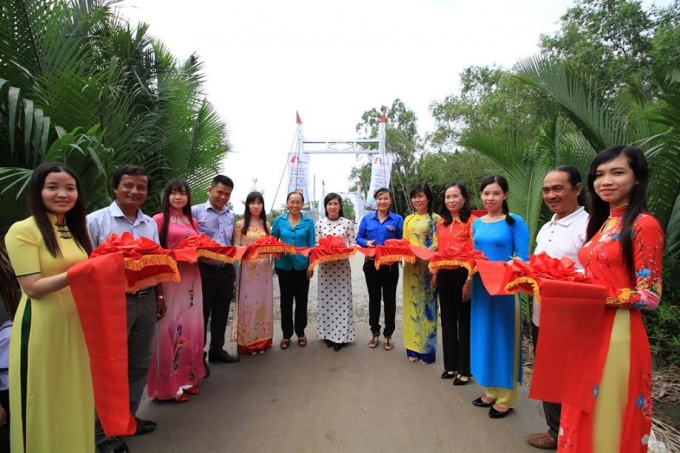 Buổi lễ cắt băng kh&aacute;nh th&agrave;nh c&oacute; sự tham dự của ch&iacute;nh quyền địa phương, nh&agrave; t&agrave;i trợ v&agrave; đ&ocirc;ng đảo b&agrave; con nh&acirc;n d&acirc;n trong x&atilde;.