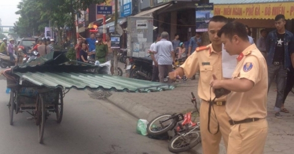 Hà Nội: Đạp xe trên đường cháu bé bị tôn cứa vào cổ tử vong