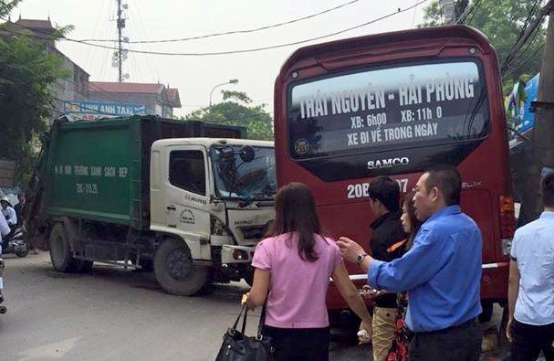 Hiện trường vụ tai nạn li&ecirc;n ho&agrave;n. Ảnh: Tin N&oacute;ng S&oacute;c Sơn - HN 24H.