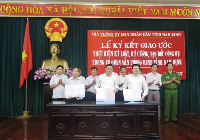 Thực hiện Chỉ thị tr&ecirc;n, ng&agrave;y 23/9, Văn ph&ograve;ng UBND tỉnh Nam Định đ&atilde; tổ chức lễ k&yacute; kết giao ước chấp h&agrave;nh kỷ luật, kỷ cương, đạo đức c&ocirc;ng vụ đối với c&aacute;n bộ, c&ocirc;ng chức.&nbsp;