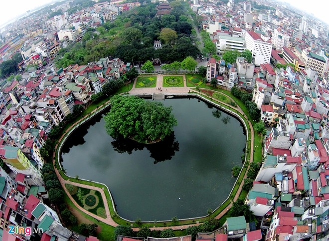 Hồ Văn tr&ecirc;n phố Quốc Tử Gi&aacute;m, trước cửa khu di t&iacute;ch Văn Miếu. Giữa hồ c&oacute; g&ograve; Kim Ch&acirc;u, tr&ecirc;n g&ograve; dựng Ph&aacute;n Thủy đường. Đ&acirc;y vốn l&agrave; một bộ phận trong c&ocirc;ng tr&igrave;nh kiến tr&uacute;c chung của Văn Miếu - Quốc tử Gi&aacute;m. Ảnh: Zing.