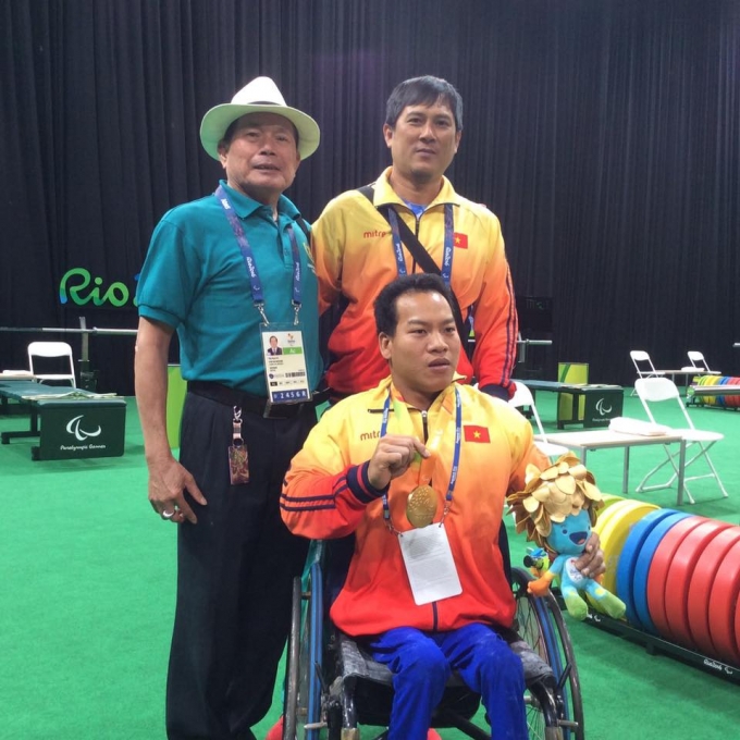 HLV Nguyễn Hồng Ph&uacute;c(đứng phải) c&ugrave;ng nh&agrave; v&ocirc; địch Thế giới L&ecirc; Văn C&ocirc;ng