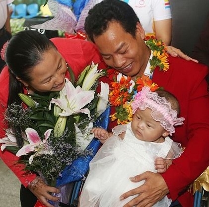 Đằng sau vinh quang của nh&agrave; v&ocirc; địch Thế giới L&ecirc; Văn C&ocirc;ng l&agrave; sự d&igrave;u dắt của HLV Nguyễn Hồng Ph&uacute;c.