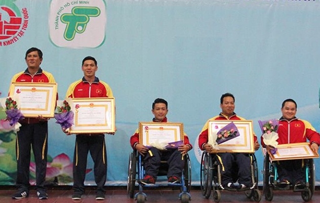 HLV Nguyễn Hồng Ph&uacute;c(tr&aacute;i ngo&agrave;i c&ugrave;ng) c&ugrave;ng c&aacute;c VĐV xuất sắc trong một lần trao thưởng