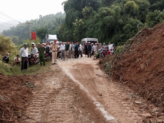 Lực lượng Cảnh s&aacute;t giao th&ocirc;ng c&oacute; mặt tại hiện trường&nbsp;để ph&acirc;n luồng v&agrave;&nbsp;điều tiết giao th&ocirc;ng.