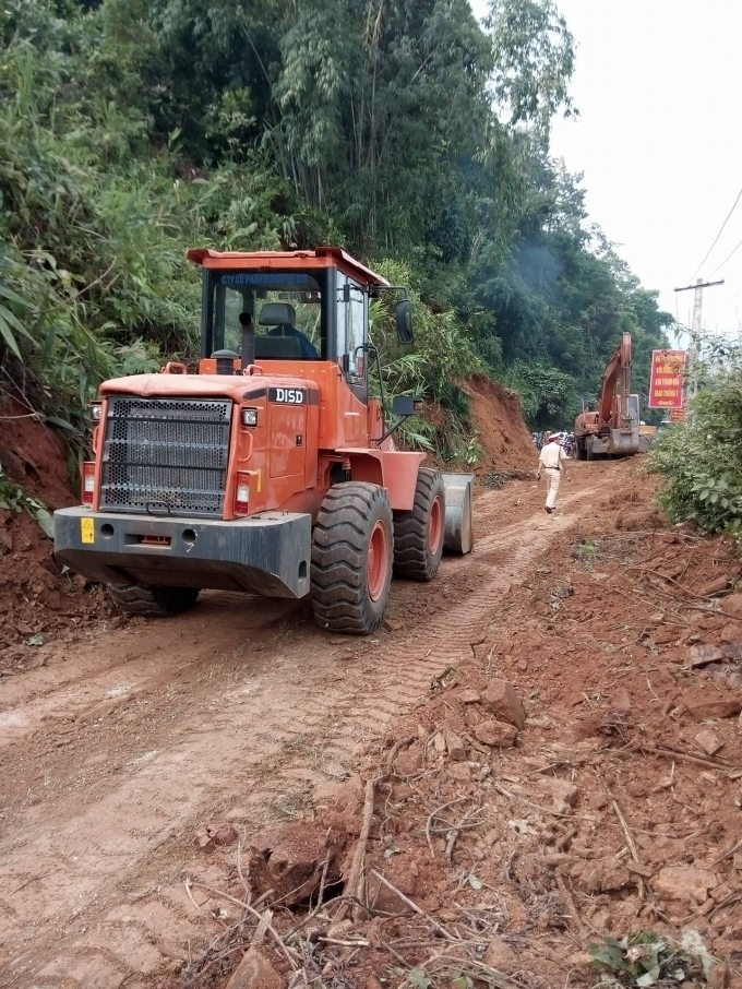 C&ocirc;ng ty Đường bộ 226&nbsp;đ&atilde; nhanh ch&oacute;ng&nbsp;đưa m&aacute;y m&oacute;c, phương tiện&nbsp;đến&nbsp;để h&oacute;t sụt, tạm thời khơi th&ocirc;ng&nbsp;đường gi&uacute;p c&aacute;c phương tiện lưu th&ocirc;ng an to&agrave;n.