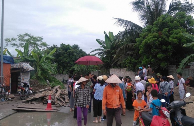 H&agrave;ng trăm hộ d&acirc;n b&agrave;ng ho&agrave;ng về sự việc xảy ra tại địa phương.