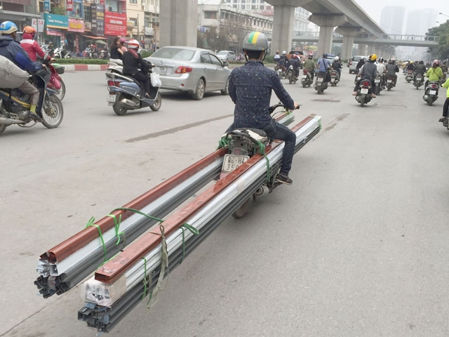 Ủy ban An to&agrave;n giao th&ocirc;ng Quốc gia đề nghị UBND TP H&agrave; Nội tiếp tục triển khai thực hiện nghi&ecirc;m việc quản l&yacute; phương tiện th&ocirc; sơ, phương tiện cơ giới ba b&aacute;nh theo Nghị quyết số 05/2008/NQ-CP ng&agrave;y 4-2-2008 của Ch&iacute;nh phủ.&nbsp;              Cần phải r&agrave; so&aacute;t, siết chặt quản l&yacute; hoạt động vận tải cảu xe th&ocirc; sơ, xe gắn m&aacute;y, xe hai b&aacute;nh, xe m&ocirc; t&ocirc; ba b&aacute;nh v&agrave; c&aacute;c loại xe thương binh tại địa phương.