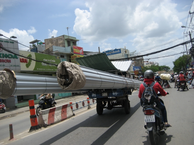 Cần phải tuần tra, kiểm so&aacute;t, xử l&yacute; vi phạm ph&aacute;p luật trật tự, an to&agrave;n giao th&ocirc;ng đối với c&aacute;c phương tiện chở h&agrave;ng cồng kềnh, qu&aacute; khổ, qu&aacute; tải g&acirc;y mất an to&agrave;n cho người tham gia giao th&ocirc;ng.